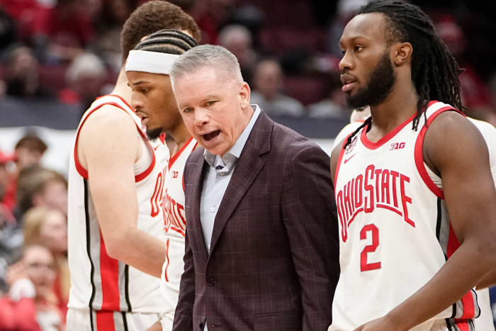Ohio State Buckeyes head coach Chris Holtmann talks to guards Bruce Thornton (2) and Roddy Gayle Jr. (1).